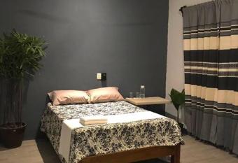 A media cuadra del parque central-Huatulco has Balcony rooms