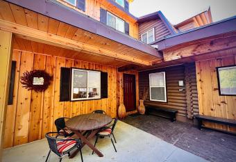 MAMA BEAR Cabin at Bear Family Haven has Balcony rooms