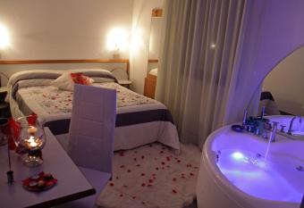 Hotel Memory has rooms with a private hot tub