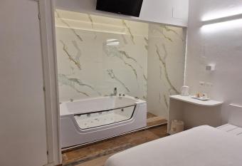 Hotel Holiday- Alla Finestrella has rooms with a private hot tub