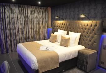 NEPTUNUS has rooms with a private hot tub