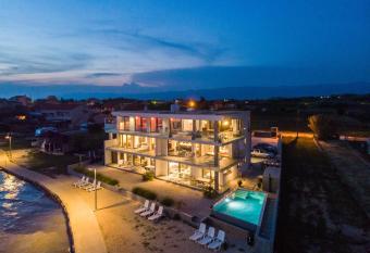 Penthouse Jimmys Beach has Balcony rooms