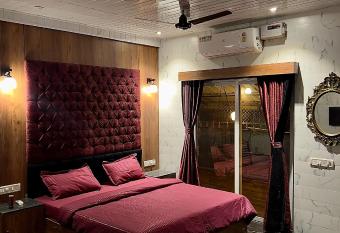 MOUNT BUNGALOWS- Mount Cottage Deluxe has Balcony rooms