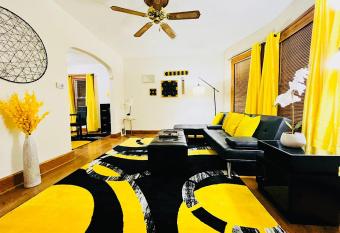 The BumbleBee Retreat - Stylish Cozy House Near Downtown - With 300MB Wifi, Parking & Self Check-In allows 18 year olds to book a room