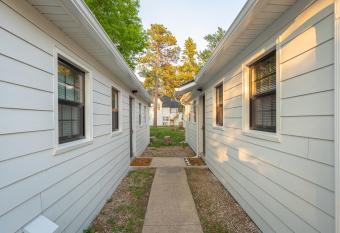 Spearfish Cottages has rooms with a private hot tub