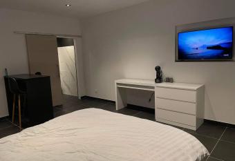 Room of Tournai 2 allows 18 year olds to book a room