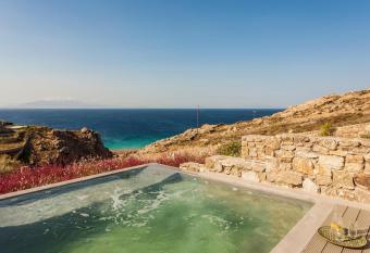 Anarina Villas & Suites Mykonos Elia Beach has rooms with a private hot tub