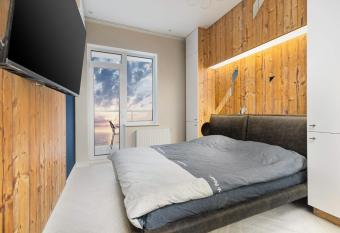 NEW Romantic sea-view studio by Odessa beach allows 18 year olds to book a room