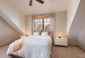 Private, Sleeps 6, Modern Craftsman, Long & Short Term Availability has Balcony rooms