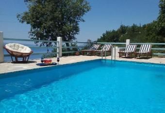 Stone house with swimming pool has Smoking rooms