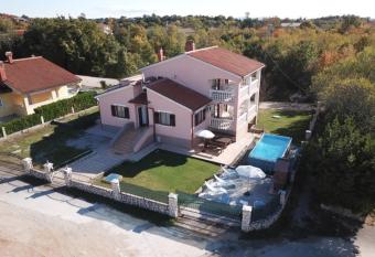 House Dimini   has Balcony rooms