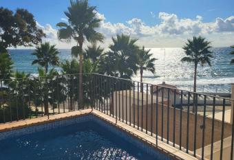 Bah  a de la Plata Beach Apartments allows 18 year olds to book a room