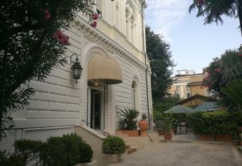 Hotel Villa Delle Rose allows 18 year olds to book a room