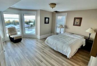 Executive pet friendly lower suite with ocean view has Balcony rooms