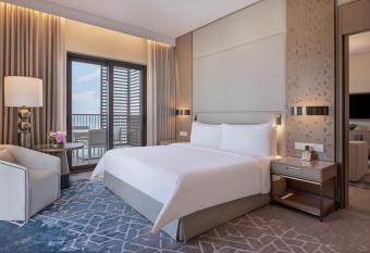 Palace Beach Resort Fujairah has rooms with a private hot tub