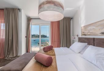 Rooms Porto 2. floor has Balcony rooms