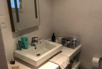 Villa Nisilios has rooms with a private hot tub