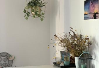 Super logement cosy,    deux pas du tram has Balcony rooms