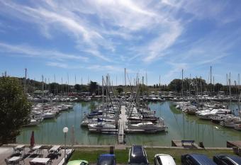 La Maison du Port allows 18 year olds to book a room