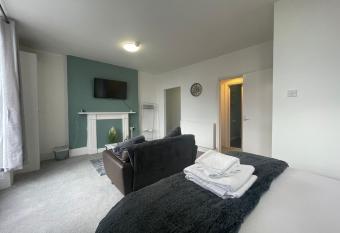 The Old Office - 1 Bed Studio allows 18 year olds to book a room