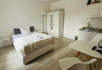 Miniapartment mit aussenliegendem Bad allows 18 year olds to book a room