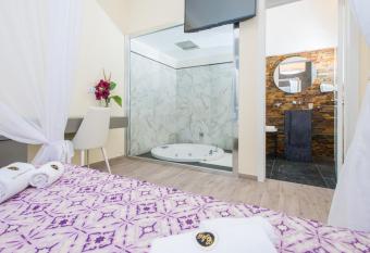 RELAIS MASSERIA CASINA DEI CARI has rooms with a private hot tub