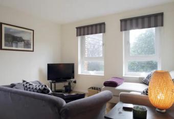 Pass the Keys Cosy and Bright 2 Beds Flat with - Free Parking allows 18 year olds to book a room