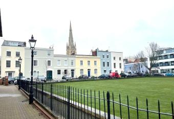AM Living - Cheltenham Town Centre - St Georges Square has Balcony rooms