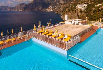 Tramonto d Oro has Balcony rooms