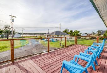 Bungalow By The Bay has Balcony rooms