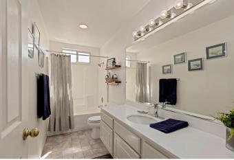 4 Bedroom Specious House for rent in lovely neighborhood has Balcony rooms