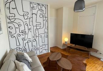 Hyper centre : Appart ancien r  nov   / tout confort allows 18 year olds to book a room