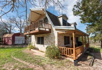 Austin Stone Country Dutch Cottage has Balcony rooms