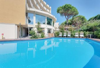 Hotel Schiller allows 18 year olds to book a room