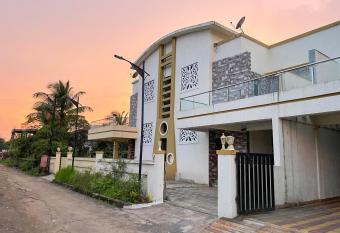 Golden Leaf Bungalow No 4 has Balcony rooms
