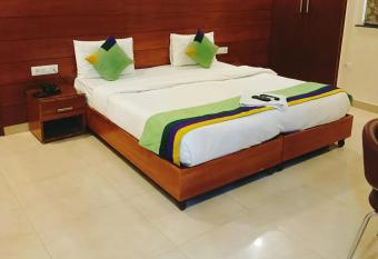 The Aroma Residency Gurgaon Sector 47 Corporate Family friendly has rooms with a private hot tub
