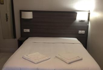 PAX HOTEL allows 18 year olds to book a room