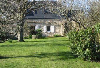 Maison de Kervalor    10mn de la Plage has Balcony rooms