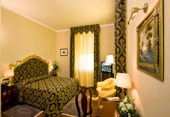 Hotel Vittoria has rooms with a private hot tub