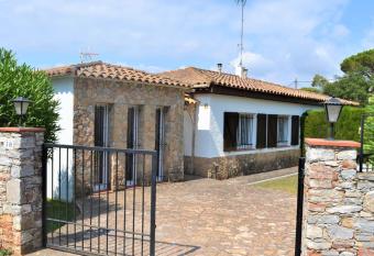 Las flores 4a allows 18 year olds to book a room