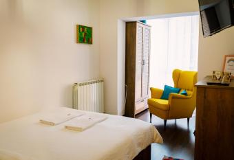 House of colors allows 18 year olds to book a room