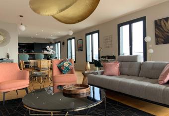 Penthouse Saint Edward has Balcony rooms