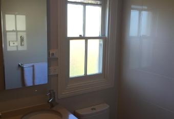 Clydesdale Manor has rooms with a private hot tub