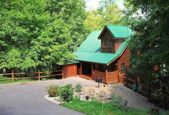 Brave Eagle Cabin has Balcony rooms
