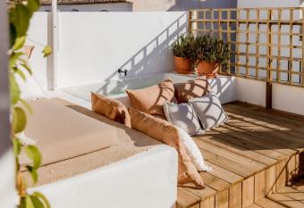 PORTAL VELL ALTEA - CAP NEGRET allows 18 year olds to book a room