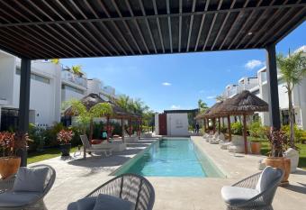 Spectacular House In A Private Residence Near The Ocean With Course Golf allows 18 year olds to book a room