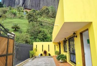 Hermosa casa de campo en GUATAP   has Balcony rooms