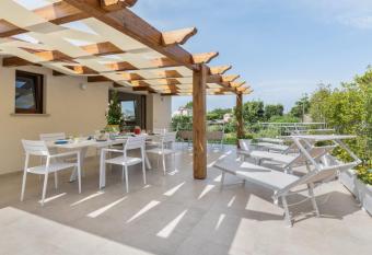 LeMoon Holiday Home x7 con Terrazzo e Parcheggio has Balcony rooms