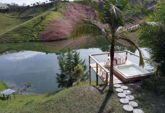 Finca 1 - Dakeva has rooms with a private hot tub