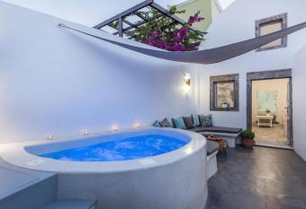 Angels Villa Santorini has rooms with a private hot tub